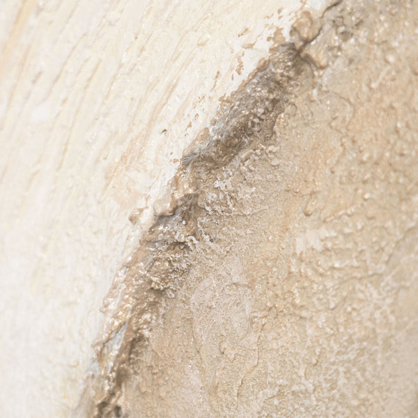 Detail eines abstrakten Leinwandbildes mit schichtartiger Struktur in Beige