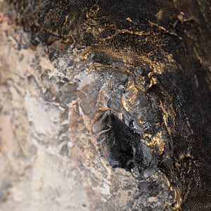 Abstrakte Strukturmalerei in Schwarz und Grau, Detailaufnahme auf Leinwand