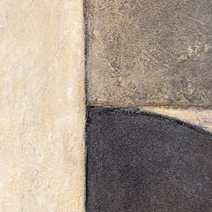 Abstraktes Leinwandbild mit ausgewogener Geometrie in Beige und Dunkelgrau