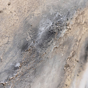 Abstrakte Leinwandkunst mit schräger Textur in Grau und Sandtönen, Detailaufnahme
