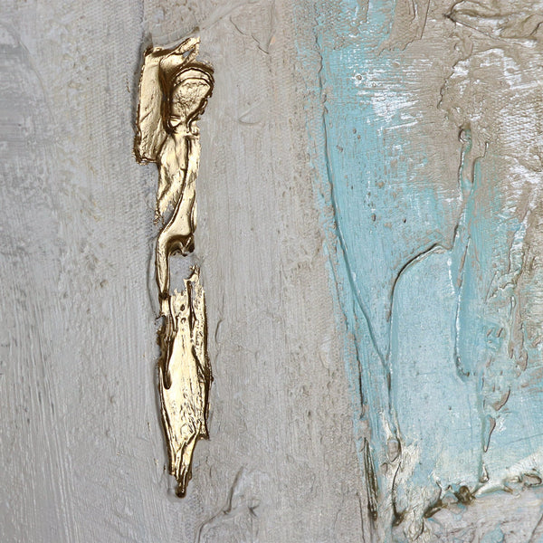 Nahaufnahme goldener Struktur auf blauer Acrylfläche