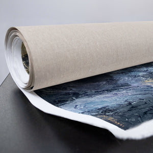 Gerollte Leinwand mit abstrakter Acrylstruktur in Gold und Blau