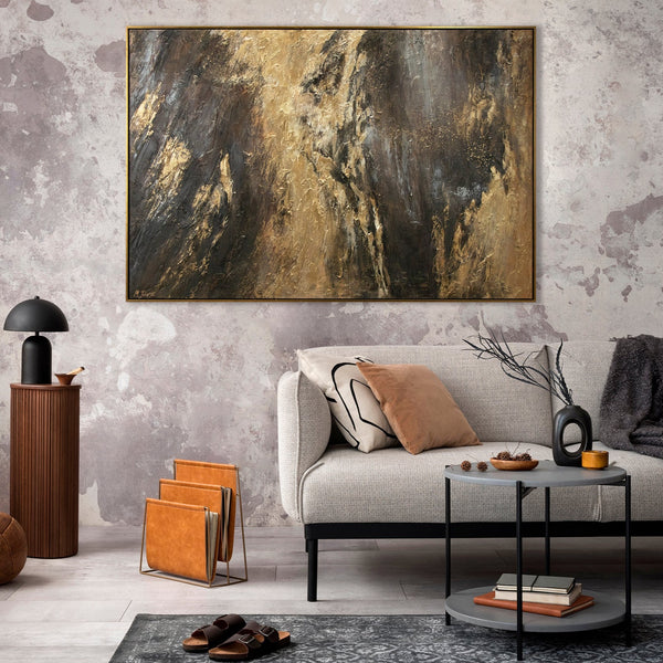 Großes Gemälde mit Goldakzenten über Sofa im Wohnzimmer