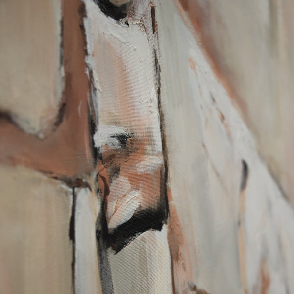 Detail des abstrakten Kleides in Beige und Schwarz