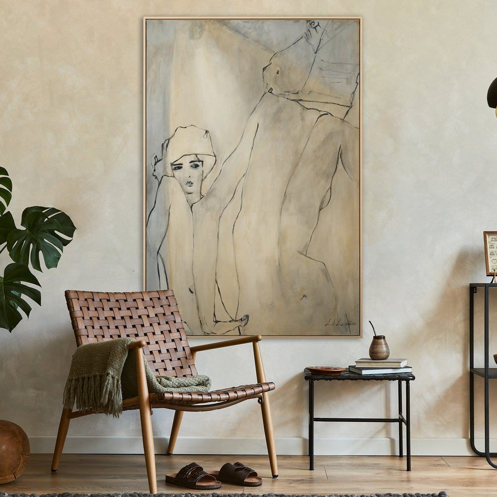 Großes abstraktes Gemälde Frau in modernem Interieur mit Holzkonsole