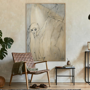 Großes abstraktes Gemälde Frau in modernem Interieur mit Holzkonsole