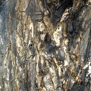 Nahaufnahme goldener Struktur auf blauer Oberfläche des Gemäldes