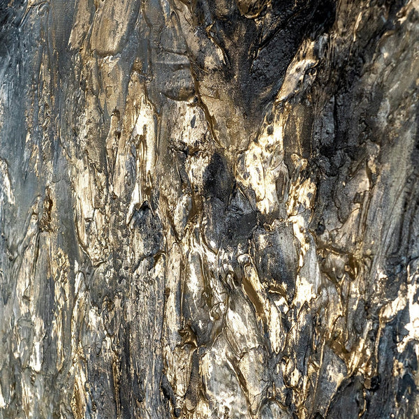 Nahaufnahme goldener Struktur auf blauer Oberfläche des Gemäldes