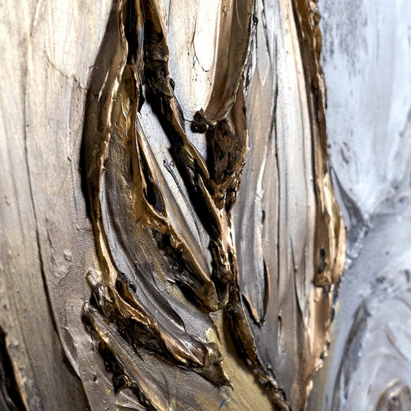 Detailansicht der reliefartigen Struktur in Gold