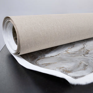 Gerollte Leinwand mit gold-beigem Kunstwerk