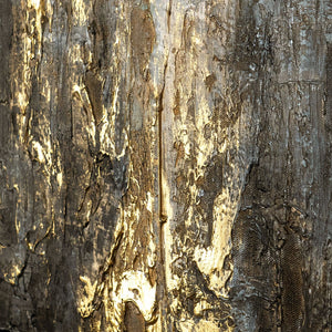 Strukturierte Wandkunst mit goldenen Highlights