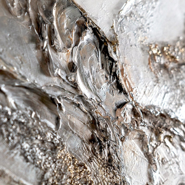 Strukturdetails in Gold und Grau auf der Leinwand