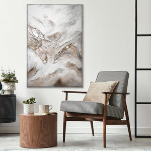 Großes Gemälde in neutralem Raum über Sessel mit Kissen