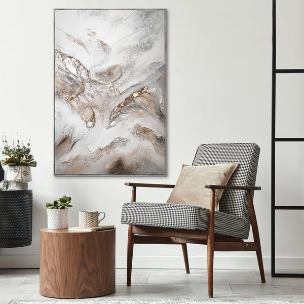 Großes Gemälde in neutralem Raum über Sessel mit Kissen