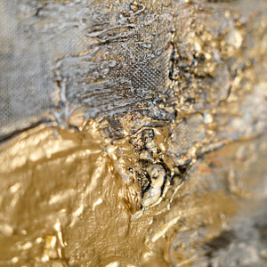 Strukturmalerei mit Goldakzenten im Fokus