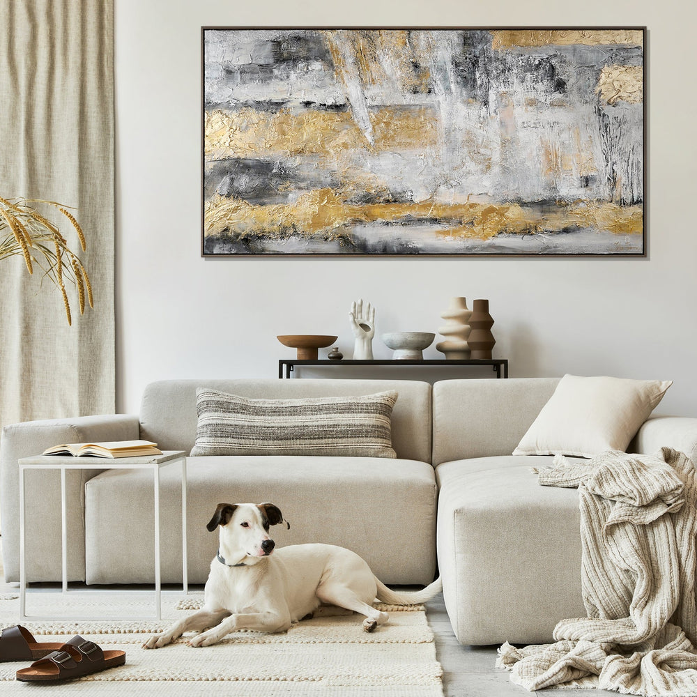 Großes abstraktes Gemälde über Konsole im Wohnzimmer
