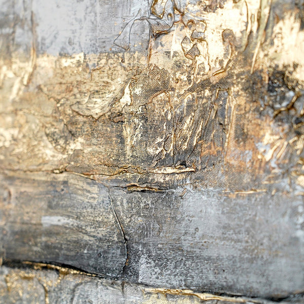 Goldene Akzente auf strukturierter abstrakter Oberfläche