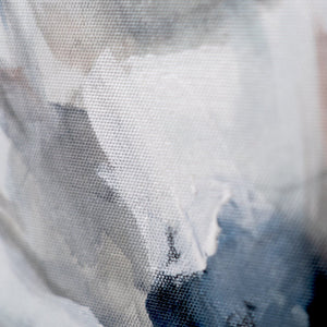 Detailaufnahme eines Blütenblatts mit betonter Leinwandstruktur und plastischen Farbverläufen