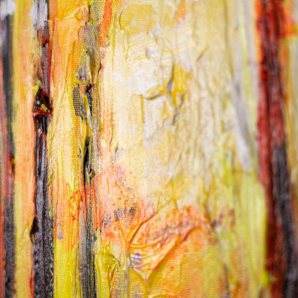 Detailansicht mit warmen Farbschichten und Baumrinde