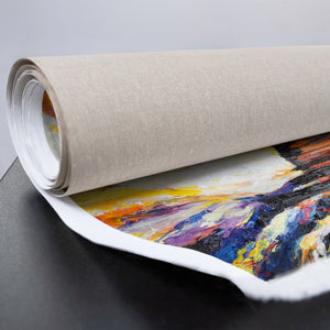 Zusammengerollte Leinwand mit strukturierter Waldmalerei