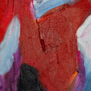 Strukturdetail mit leuchtendem Violett und Rottönen auf grober Leinwand.