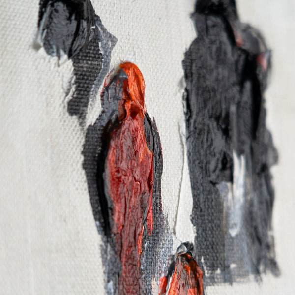 Nahaufnahme einer Figur in Rot auf strukturierter Fläche