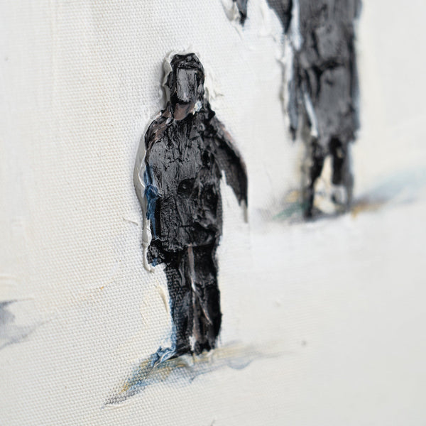 Figur in Schwarz mit sichtbarer Pinselstruktur