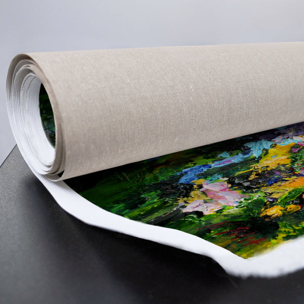 Gerollte Leinwand mit leuchtendem Farbauftrag