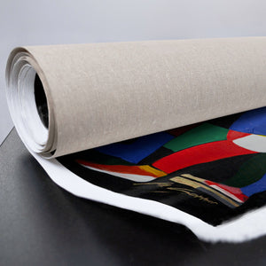 Gerollte Leinwand mit Farbdetails in kräftigen Tönen