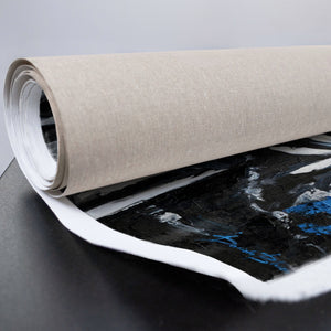 Gerollte Leinwand mit dunklem Blumenmotiv