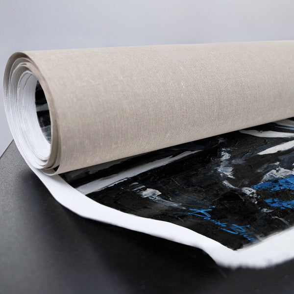 Gerollte Leinwand mit dunklem Blumenmotiv