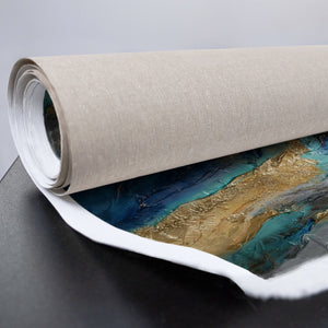 Zusammengerollte Leinwand mit Gold-Elementen