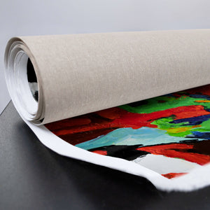 Gerollte Leinwand mit kräftigen Farben in Nahaufnahme