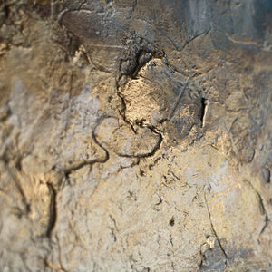 Detailaufnahme von strukturierter Oberfläche in Gold