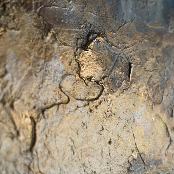 Detailaufnahme von strukturierter Oberfläche in Gold