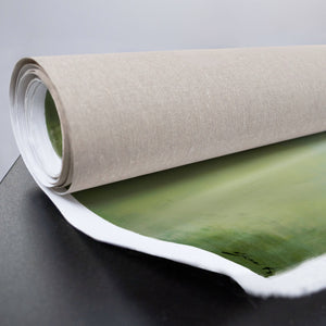 gerollte Leinwand mit Waldbild in Grün und Blau