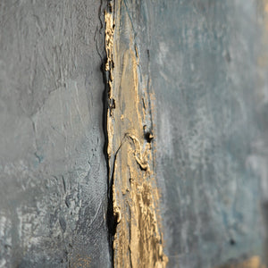 wanddeko wohnzimmer Strukturierte Oberfläche mit dunklen und goldenen Farbakzenten