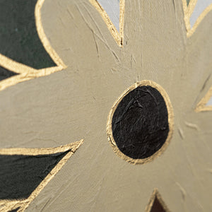 Detail der goldfarbenen Blüte mit strukturierter Oberfläche