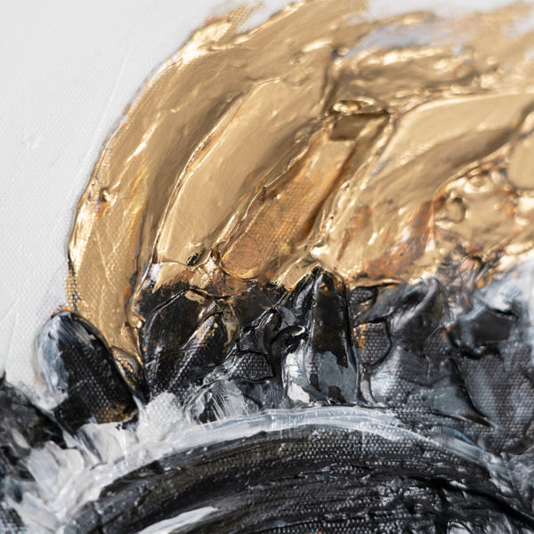 Detail goldener Pinselstriche – moderne Acrylmalerei auf Leinwand