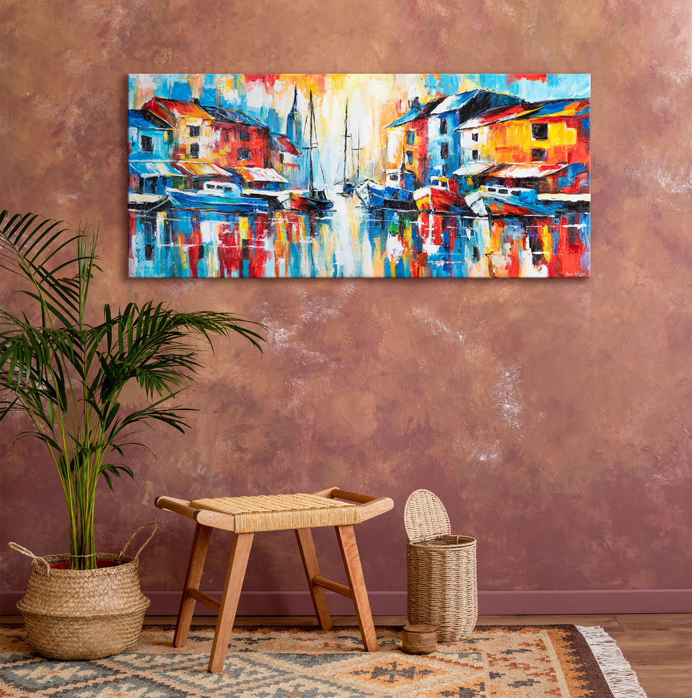 Wohnzimmerbild mit Hafenmotiv auf Leinwand über rustikalem Interieur