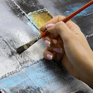 Künstler beim Malen der abstrakten Acrylkomposition