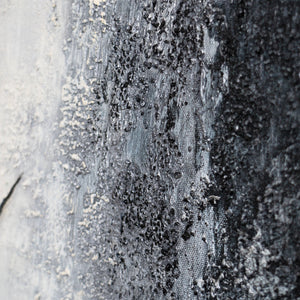 Abstraktes Leinwandbild „Atem des Winters“ mit strukturierter Oberfläche und Grautönen
