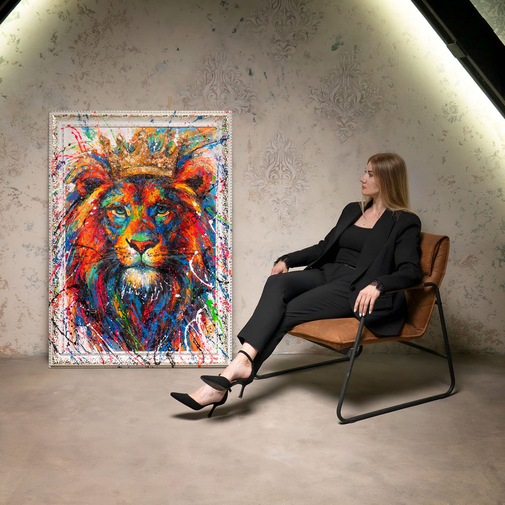 Künstler mit sitzendem Blick auf das Kunstwerk