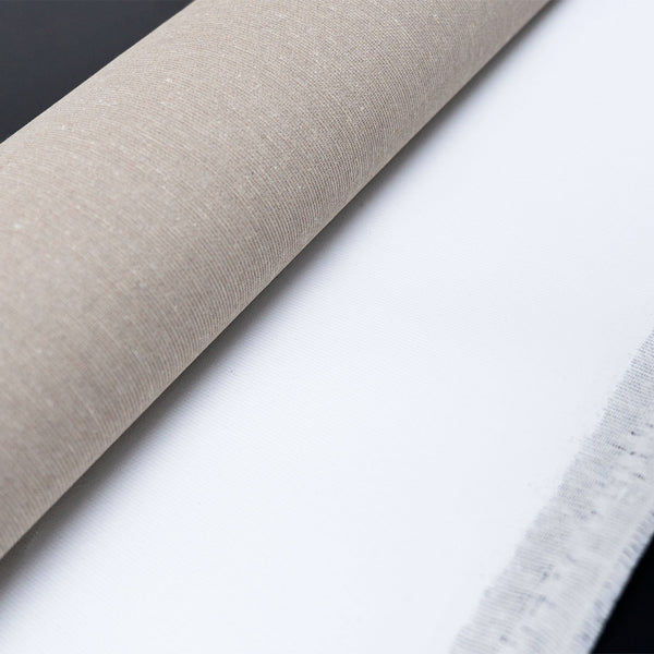 Gerollte Leinwand mit sichtbarer Textur und weißem Rand